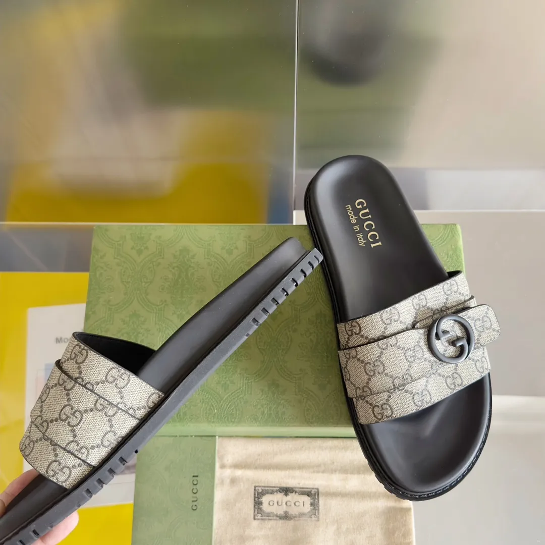 [G Home] Men's Men's Shoes💰:300💰Size:38-45 GUCC Gucci Original Order Quality 🆕2024Gucci Gucci Summer New Style Double G Presbyopia Flip-flops Cross Sandals Thick Sole Slippers Beach Shoes Original Purchase and Development Production G family's 2024 new summer dark horse items, fashion bloggers at home and abroad have put on the show, and it has become popular on social platforms at home and abroad. Fashionistas must pay for it, and they spend a lot of money to create ingenious craftsmanship and accurately restore every detail. Exquisite packaging at the delivery counter🛍📦 ▪️ Fabric: Original imported double G presbyopic leather ▪️ Lining: Original imported leather ▪️ Sole: Original open molded T men's shoes 💰U outsole ▪️ Bottom thickness: 3CM
